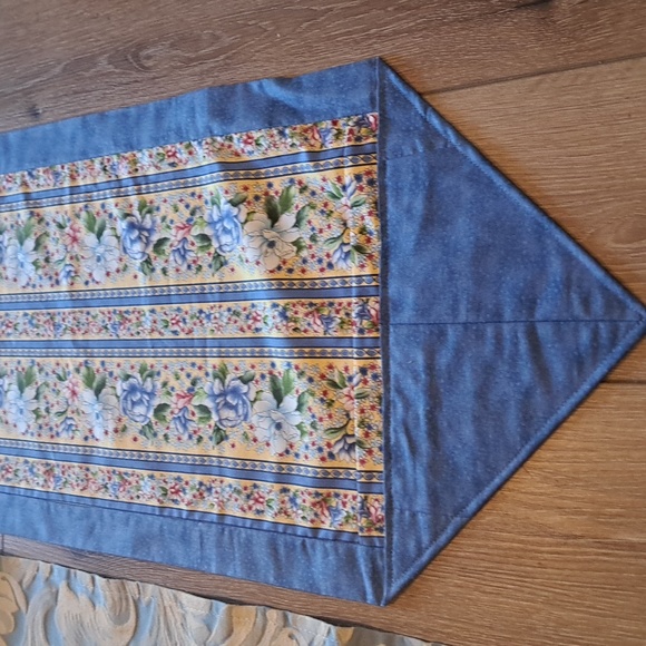 WIMPOLE STREET CREATIONS - TABLE RUNNERS 4 PC Dutch Lace, Handmade - Picture 4 of 4